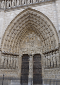 Portail majestueux de Notre-Dame de Paris